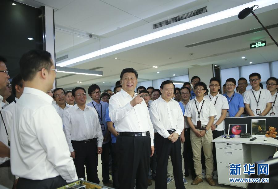 　　5月25日至27日，中共中央总书记、国家主席、中央军委主席习近平在浙江考察调研。这是5月26日下午，习近平在杭州海康威视数字技术股份有限公司研发中心勉励科技人员多出成果。新华社记者 兰红光 摄