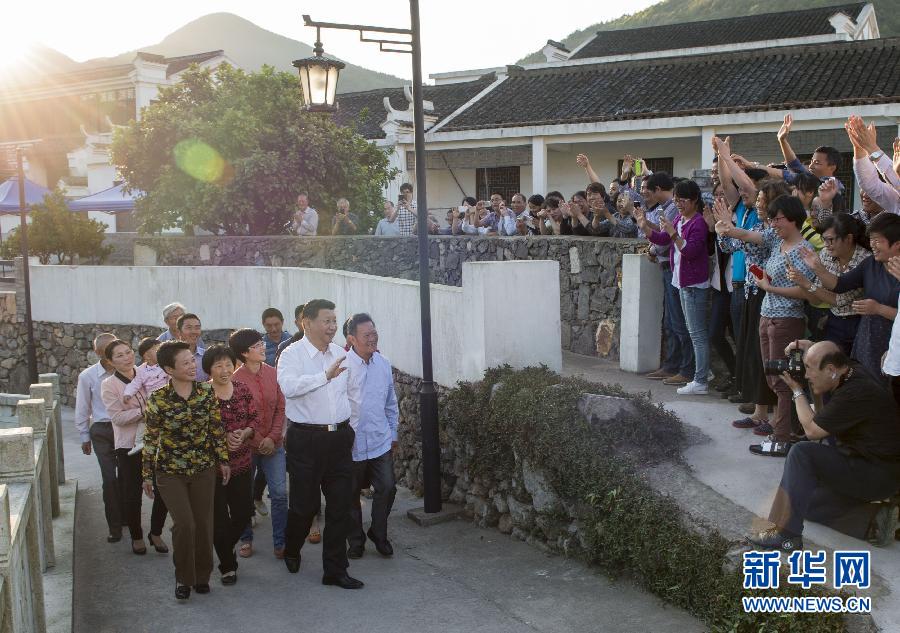 　　5月25日至27日，中共中央总书记、国家主席、中央军委主席习近平在浙江考察调研。这是5月25日下午，习近平在舟山定海区干（览加石旁）镇新建社区视察。新华社记者 谢环驰 摄
